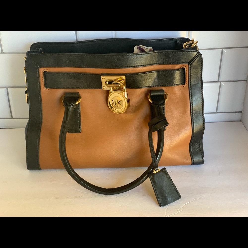Michael Kors Shoulder Bag Purse in Brown Leather With Black Hand Bag.